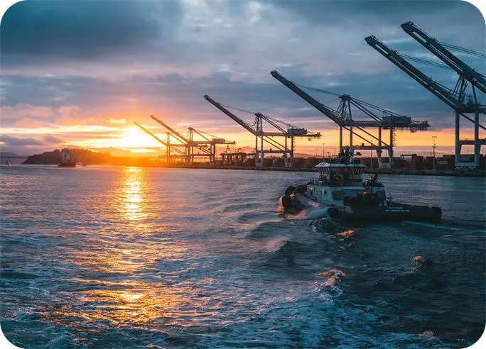 Aktivitas bongkar muat di pelabuhan peti kemas